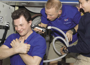 Astronaut Tim Kopra trims Cosmonaut Roman Romanenko’s hair Astronaut Tim Kopra trims Cosmonaut Roman Romanenko’s hair