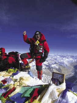 Mountain climber wearing shoe insoles with aerogel Mountain climber wearing shoe insoles with aerogel