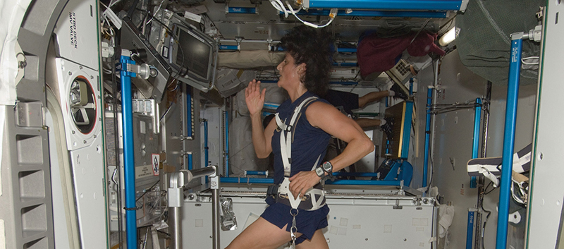 Sunni Williams running on ISS treadmill