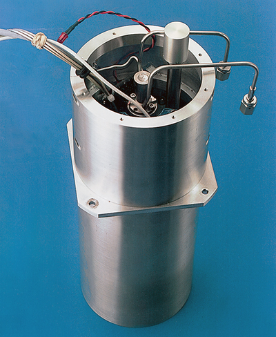 J-T cryostat which produces cryorefrigeration by expanding a gas from high pressure through a nozzle