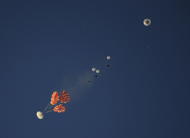 Orion and its parachutes during test flight