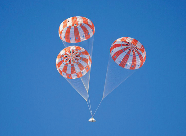 Orion and its parachutes during test flight