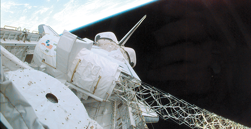 Shuttle mast deployed on STS-99