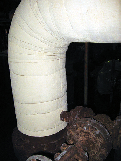 Flexible blankets containing Aerogel insulate a pipe