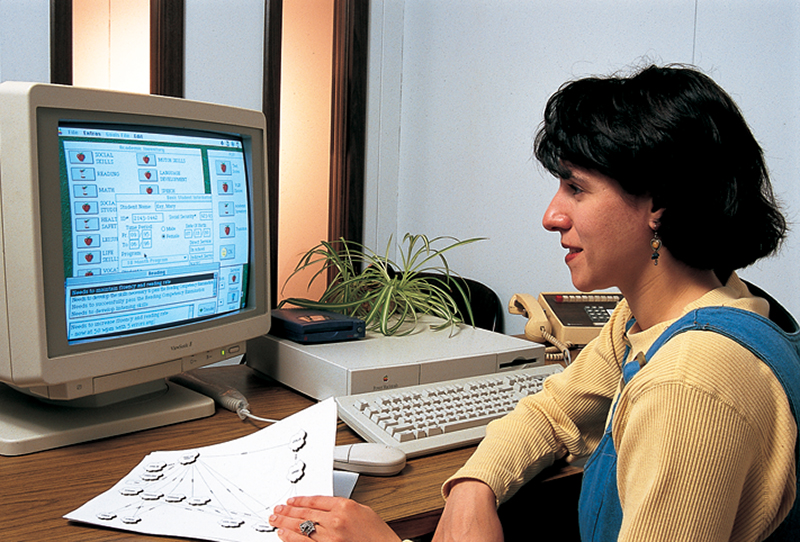 Social worker M. Daniela Mariano uses AnSim's IEPLANNER on her computer
