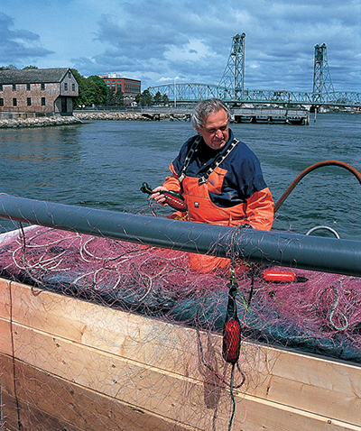 John Williamson attaches the NetMark 1000 to a net in preparation for an in situ test