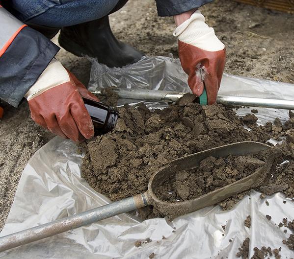 EZVI causes a simple chemical reaction that degrades molecules of any chlorinated hydrocarbon compound into nontoxic by-products that aren’t harmful to the environment. The process repeats over and over until no toxins remain. Credit: Getty Images Soil being collected in a bottle