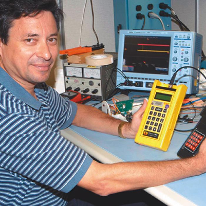 Pedro Medelius with the handheld Standing Wave Reflectometer