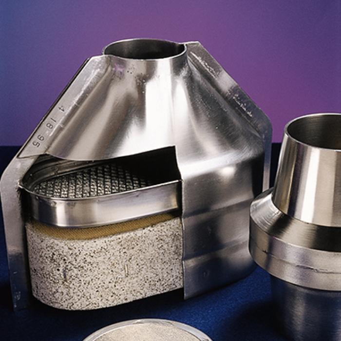 Automotive catalytic converter for turbine engines, and cartridge in foreground